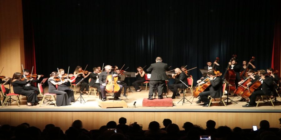 Yunan viyolonsel sanatçısı Jiannis Toulis, Trakya Üniversitesi Balkan Senfoni Orkestrası’yla konser verdi