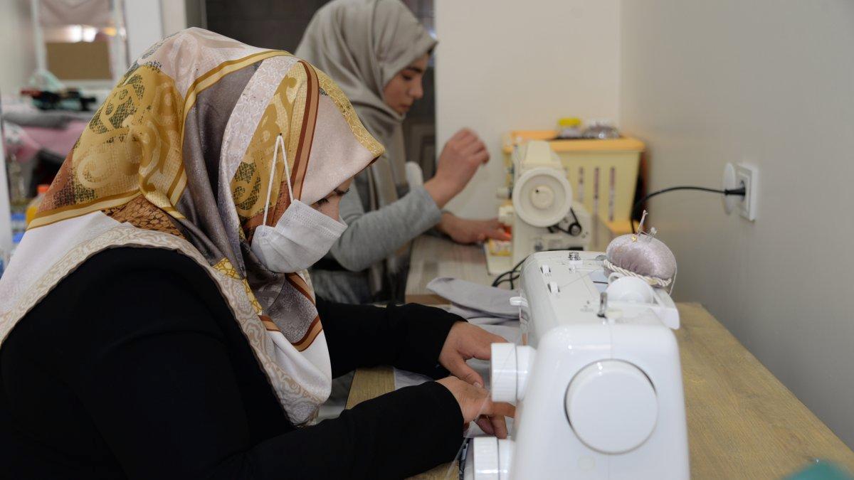 Diyarbakır’da iki ev kadını mesleki eğitim alarak dikimevi açtı