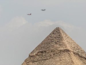 HÜRJET, Mısır piramitleri üzerinde şov uçuşu yaptı