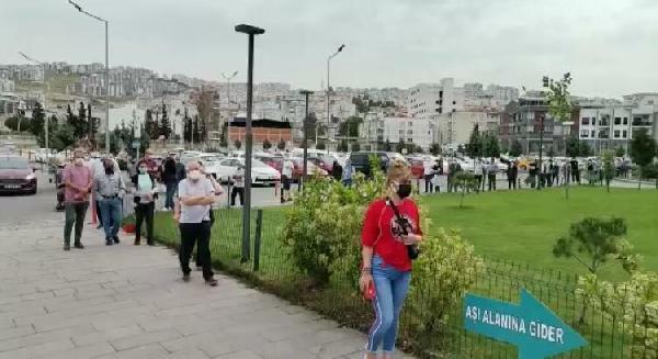 İzmir’de tam kapanmada aşı kuyruğu