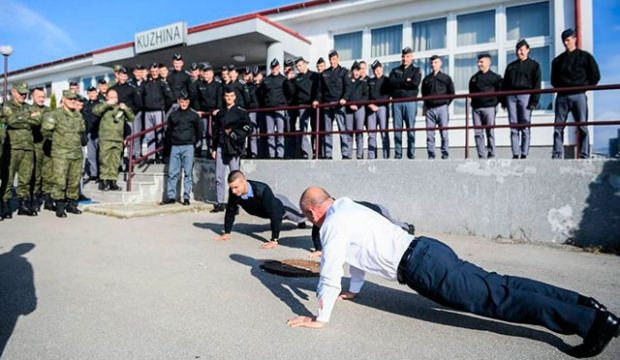 Kosova Başbakanı Ramuş Haradinay askerlerle şınav çekti