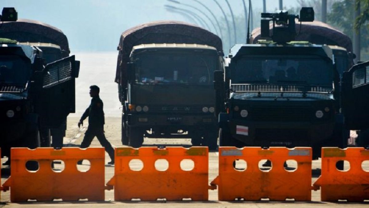 Myanmar halkı askeri darbeyi protesto için sokaklara çıktı