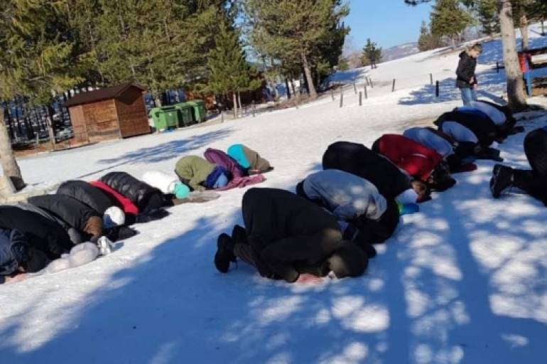 Sırp Cumhuriyeti entite polisinden Trebevic’te namaz kılan Boşnaklara para cezası