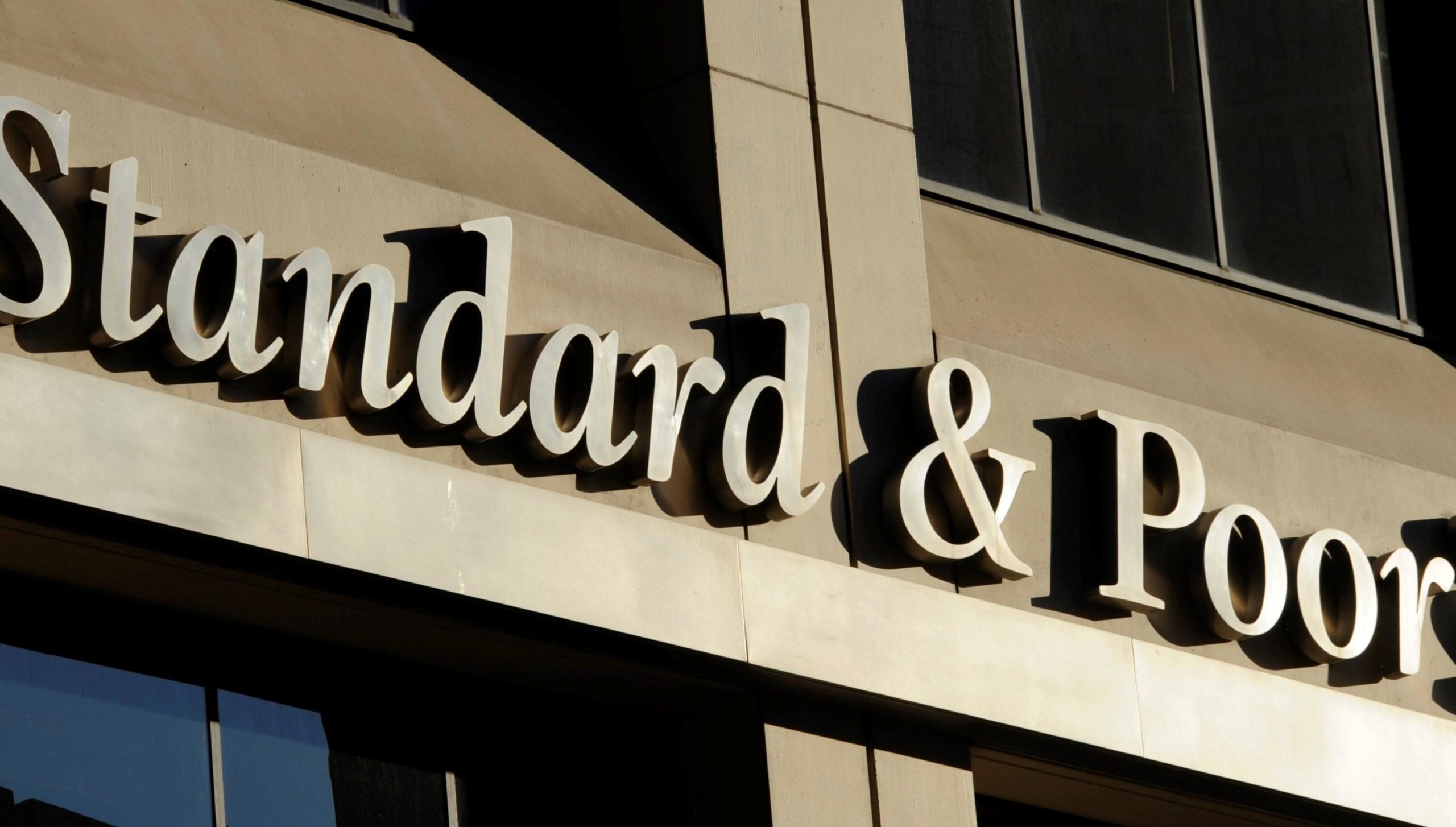 S&P, Yunanistan’ın kredi notunu yükseltti