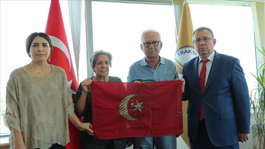 Mübadelede babasının Türkiye’ye dönerken kayığına astığı asırlık Türk bayrağını müzeye bağışladı