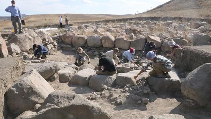 Uşaklı Höyük’te 3 bin 500 yıllık mozaik bulundu