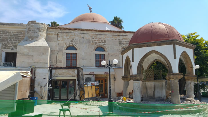 Yunanistan’da cami karşısına İslamofobik içerikli pankart asılması tepki çekti